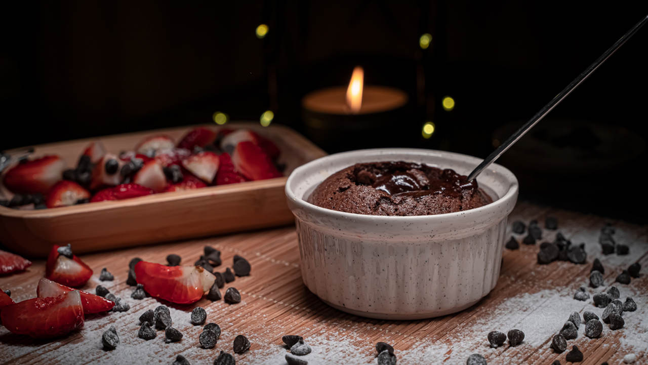romantik yemek masasında çikolatalı sufle
