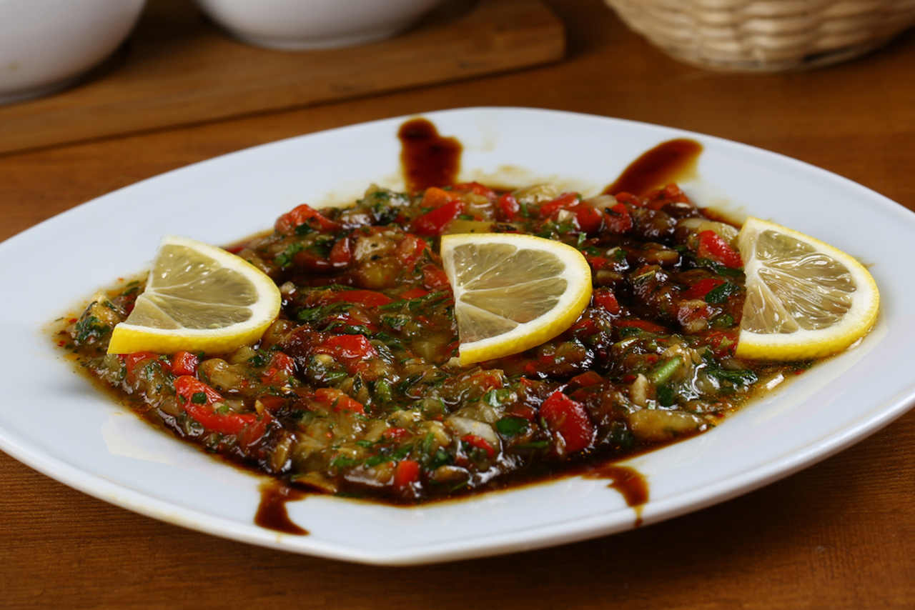 kase içerinde ve üzerinde limon bulunan babagannuş