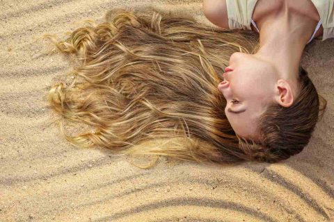 kumda uzanan uzun saçlı kadın