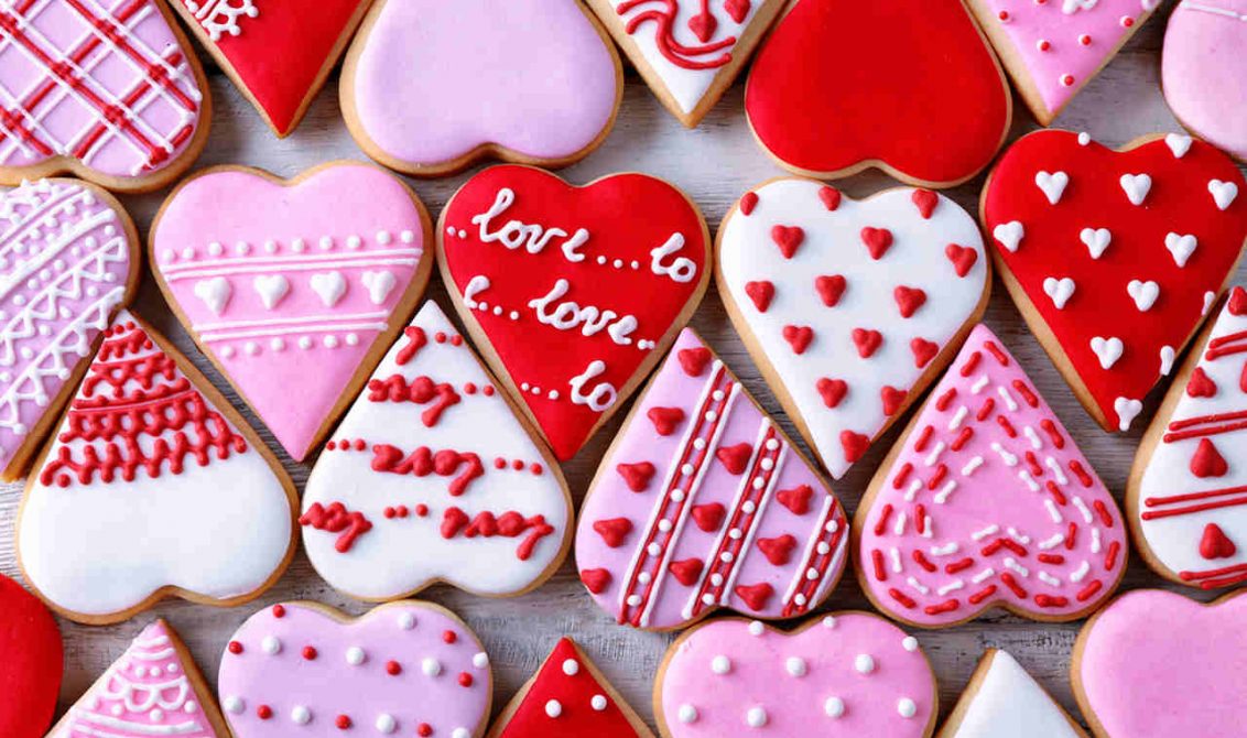 kalp şeklinde romantik sevgililer günü kurabiyeleri