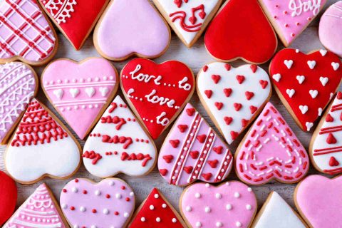 kalp şeklinde romantik sevgililer günü kurabiyeleri